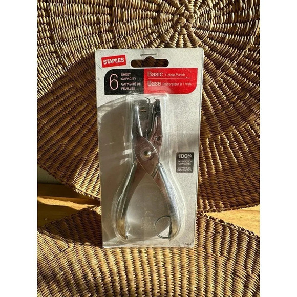 Staples basic NEW 1-hole punch - Picture 1 of 5